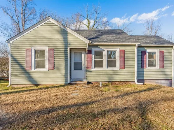 504 Circle Dr, Mount Airy, NC 27041