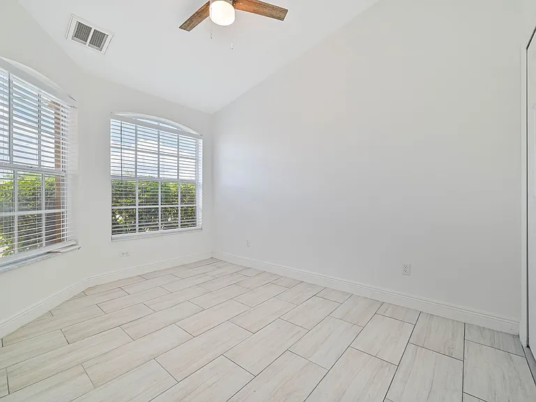 1226 SE 6th St — Photo 9