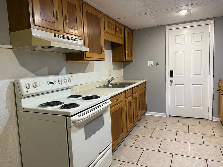318 W Market St — Photo 2