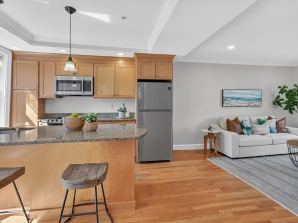 122-124 Charles St #1, Cambridge, MA 02141