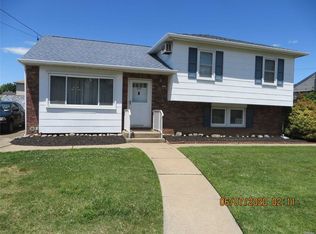 625 Interlaken Ln, North Babylon, NY 11703