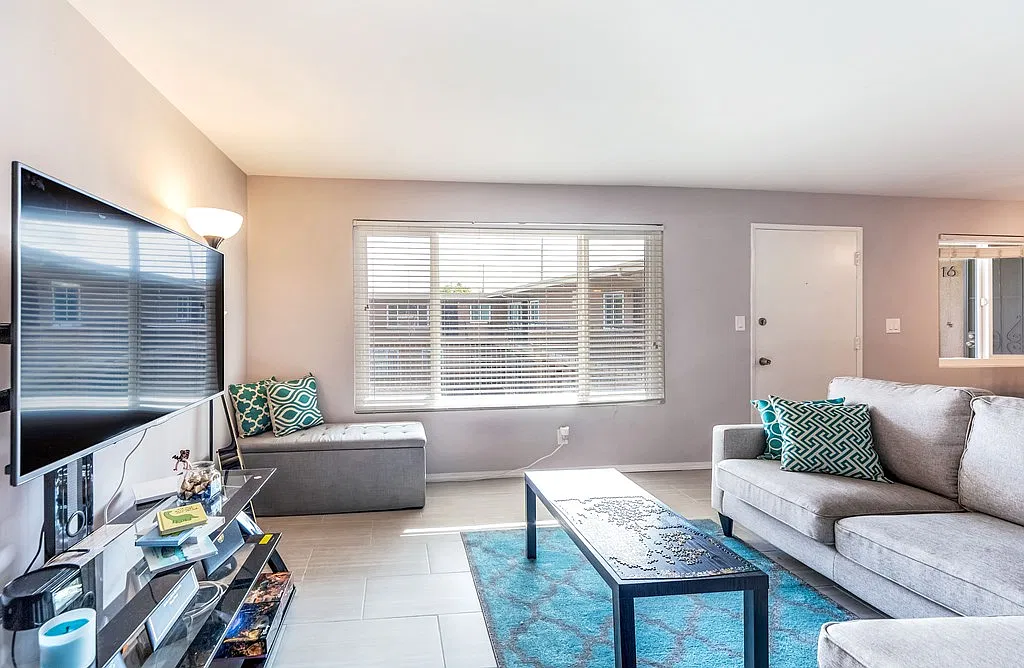 2 bed, 850 sqft, $2,300 — Photo 3