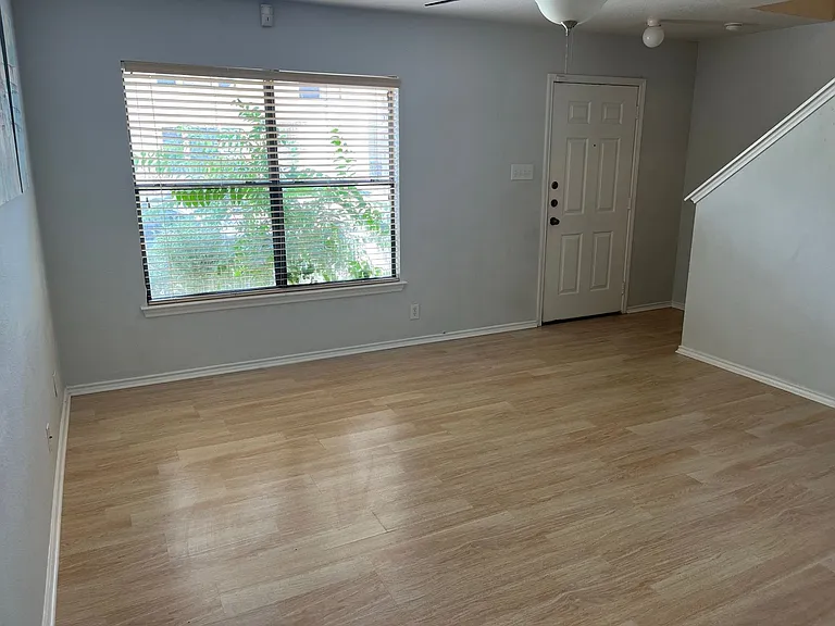 15 McLennan Oak — Photo 3