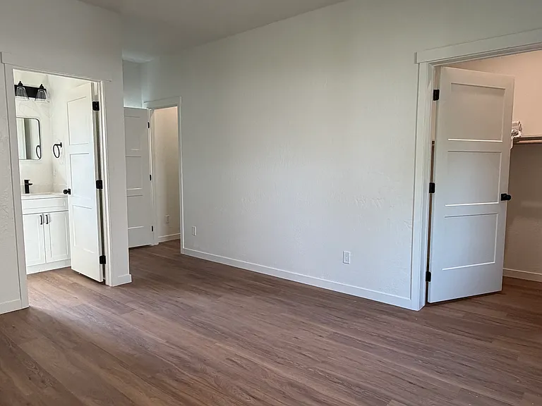 Primary Bedroom (3)