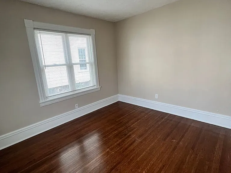 224 E Commercial St — Photo 5