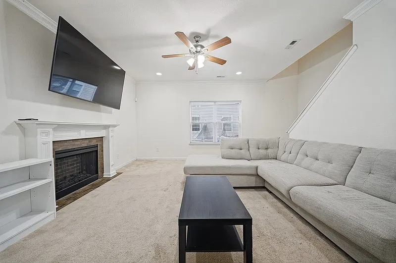 4 bed, 2.5 bath, 2400 sqft, $2,900 — Photo 4
