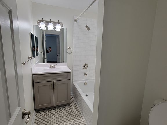 4th image of 555 E 8th St #1