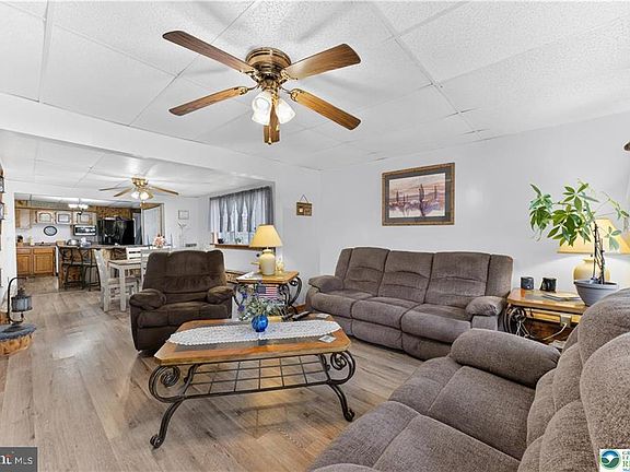 4th image of 212 W Walnut St