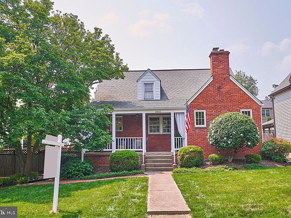 3rd image of 2832 Meadow Ln