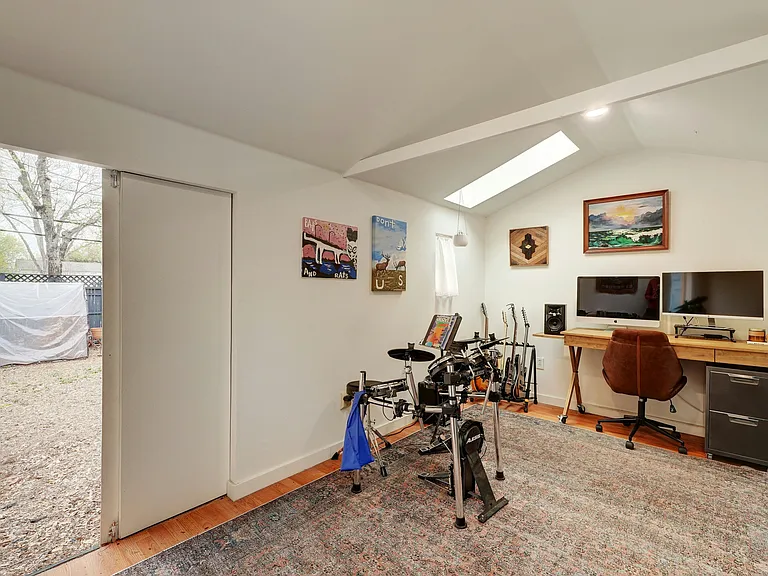 1008 E 43rd St — Photo 33
