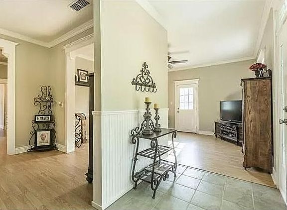 5th image of 301 Bowie St