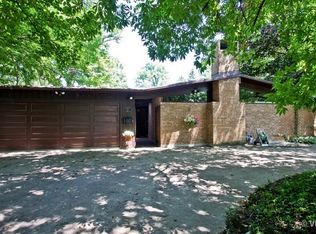 675 Harms Rd, Glenview, IL 60025