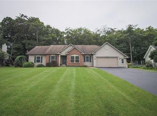 16 Jewelberry Dr, Webster, NY 14580