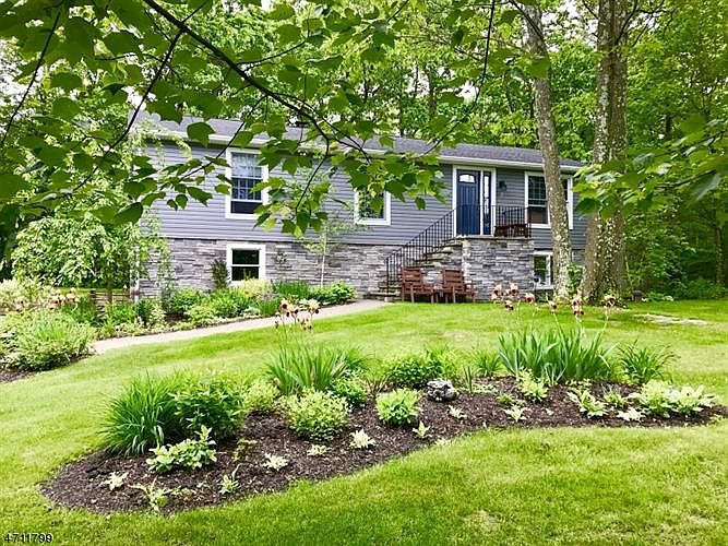 1st image of 20 Fountainhead Dr