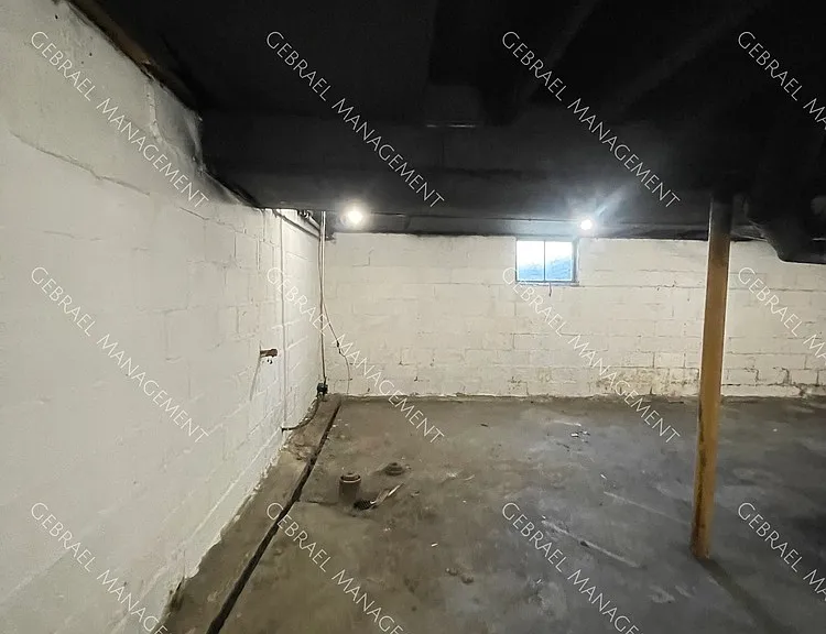 916 Perry St — Photo 30