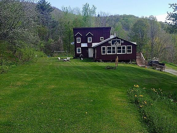 Large yard w/fire pit