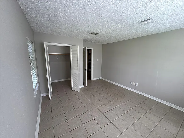 400 S Poplar St — Photo 2