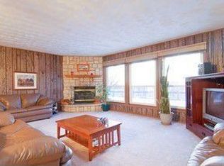 350 Arrowhead Trl, Carol Stream, IL 60188