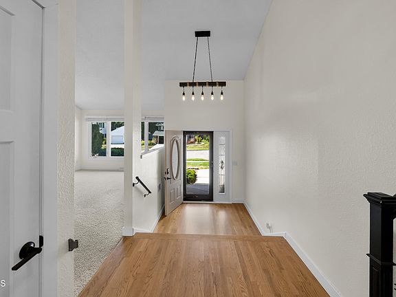 2nd image of 524 Assiniboin Dr