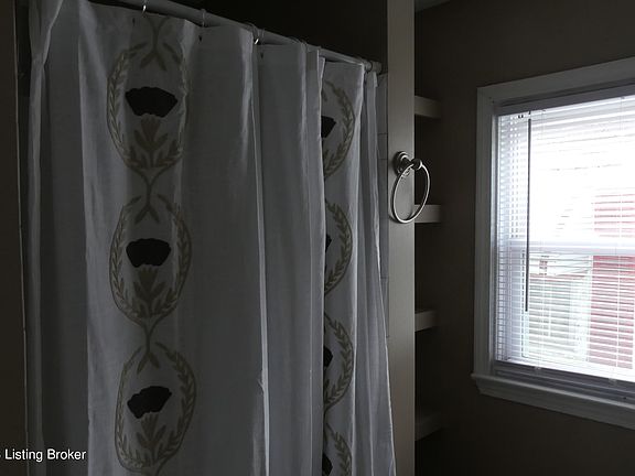 5th image of 2654 Rowan St