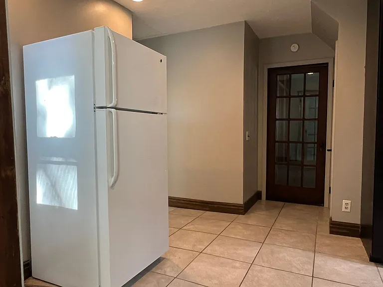 1352 N Summit Ave — Photo 9
