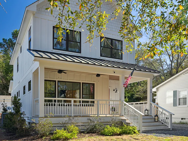 755 N Ashe St — Photo 2