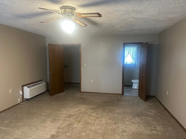 537 Memorial Dr E — Photo 20