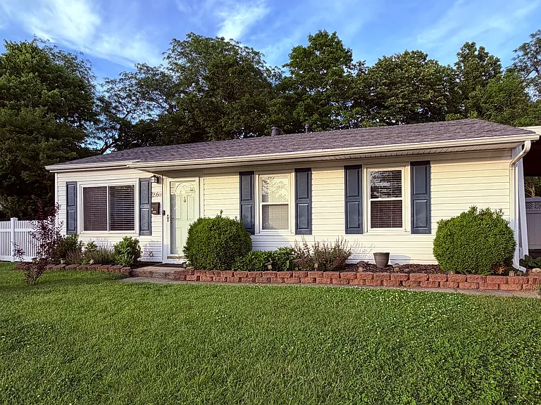 2950 Laverne Dr — Photo 2