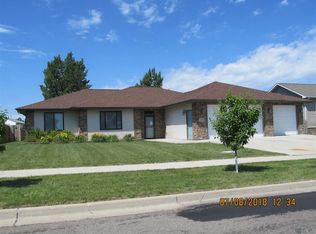 3304 11th St SE, Minot, ND 58701