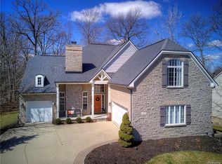 237 Cuyahoga Ct, South Lyon, MI 48178