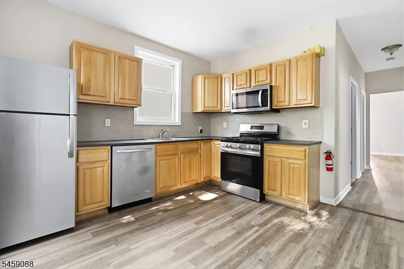 3 bed, 1.0 bath, $2,400 — Photo 3