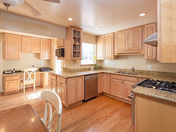 4th image of 214 Gladys Ave
