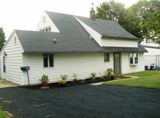 46 Red Maple Ln, Levittown, PA 19055
