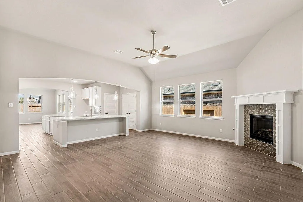4 bed, 2.5 bath, 2243 sqft, $2,800 — Photo 4