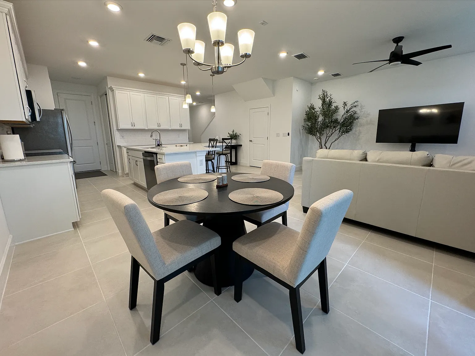 3 bed, 1901 sqft, $8,000 — Photo 3