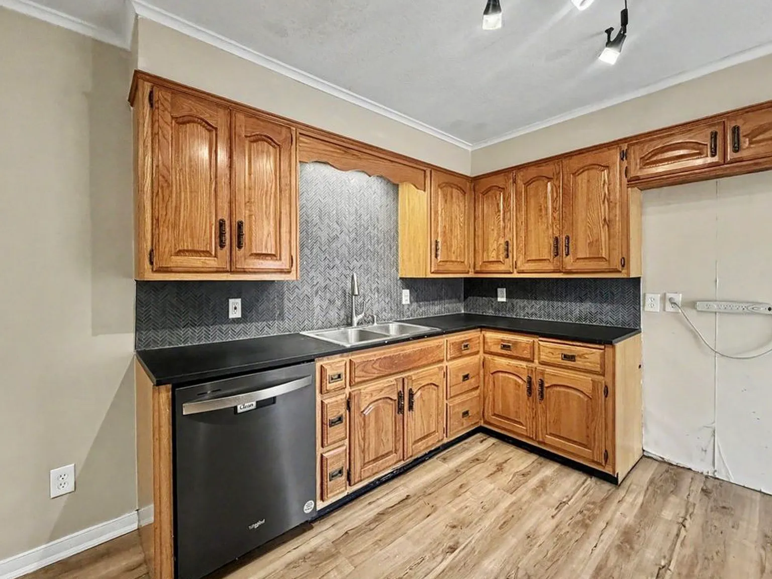 4 bed, 2283 sqft, $2,200 — Photo 4