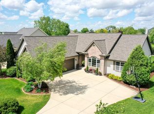 264 Lakeridge Dr, Oconomowoc, WI 53066