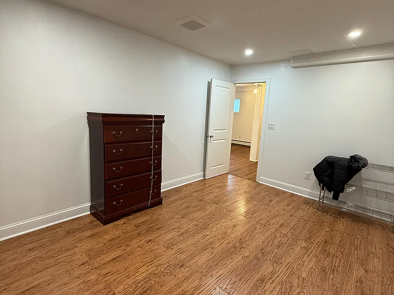 110 Greenvale Ave #1B — Photo 4
