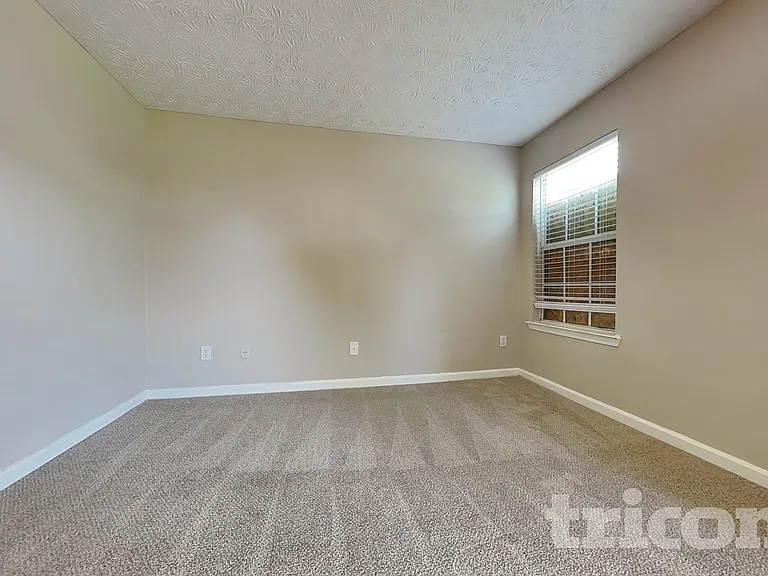 660 Tipperary Rd — Photo 9