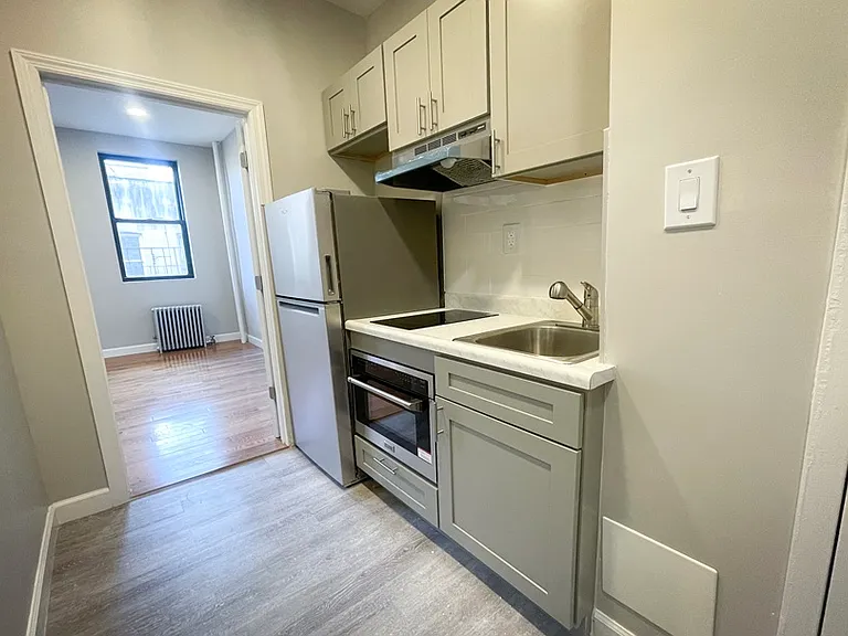 110 E 7th St #15 — Photo 7