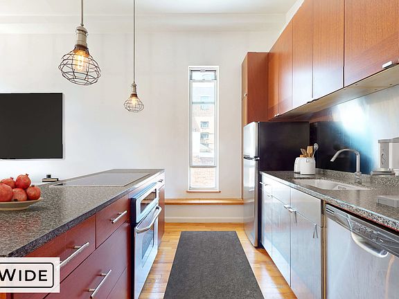 5th image of 101 W 70th St #Penthouse S