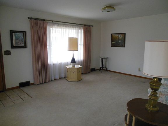 5th image of 104 Thomas Dr