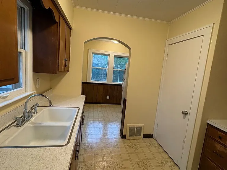 1614 Pauline Ave — Photo 1