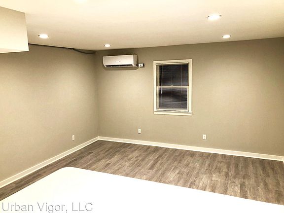 4th image of 137 Woodland Ave APT 16