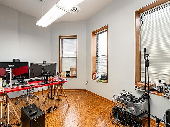 5th image of 689 E Oak St #689