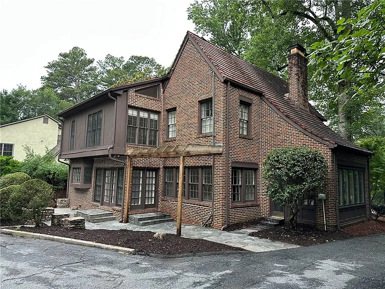 935 Stovall Blvd NE — Photo 2