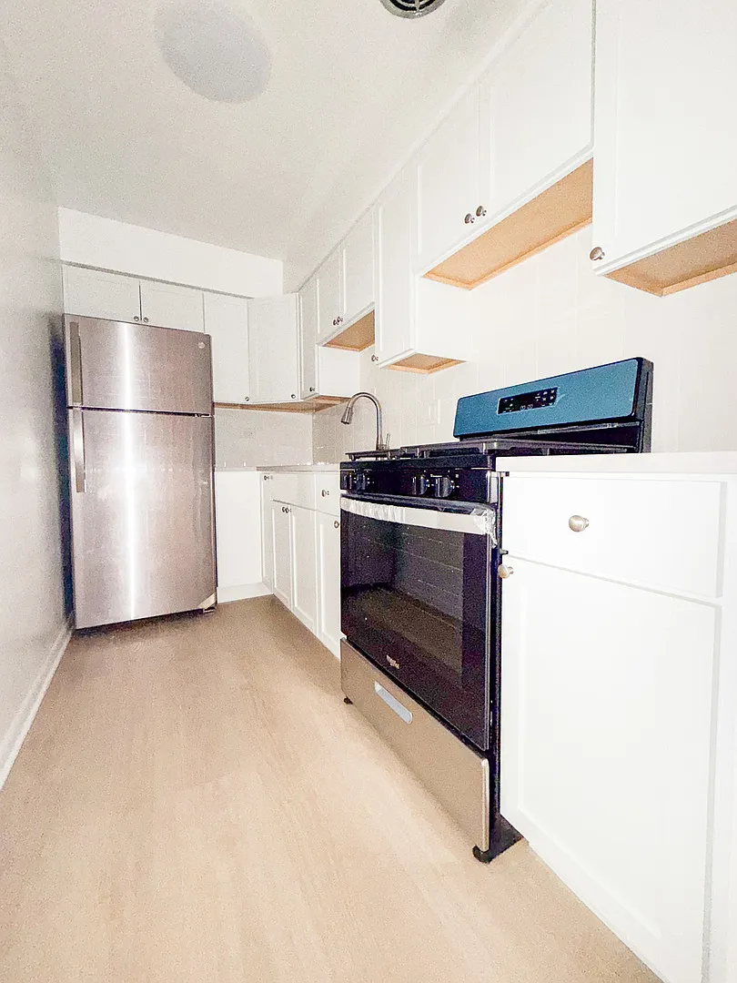 2828 N Cambridge Ave — Photo 2
