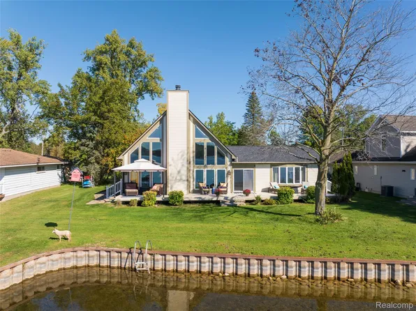 7938 Branch Dr, Brighton, MI 48116