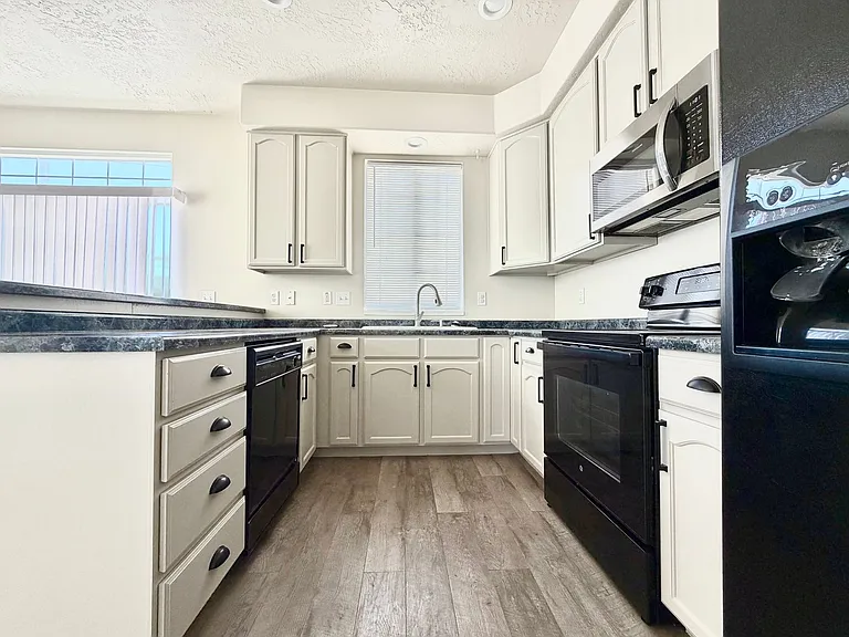 6353 W Passenger Ln — Photo 10