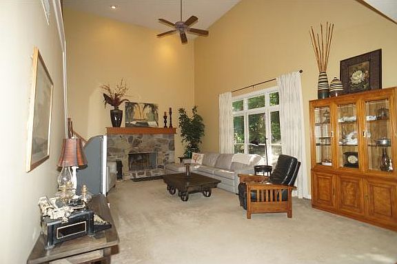 2nd image of 20 Hickory Ln